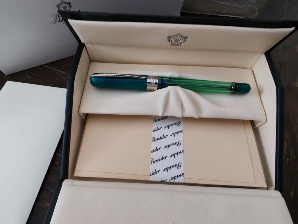 Pineider Avatar UR Kugelschreiber Forest Green – Aus Unzerbrechlichem UltraResin, Inkl. Geschenkbox & Parker-G2-Mine